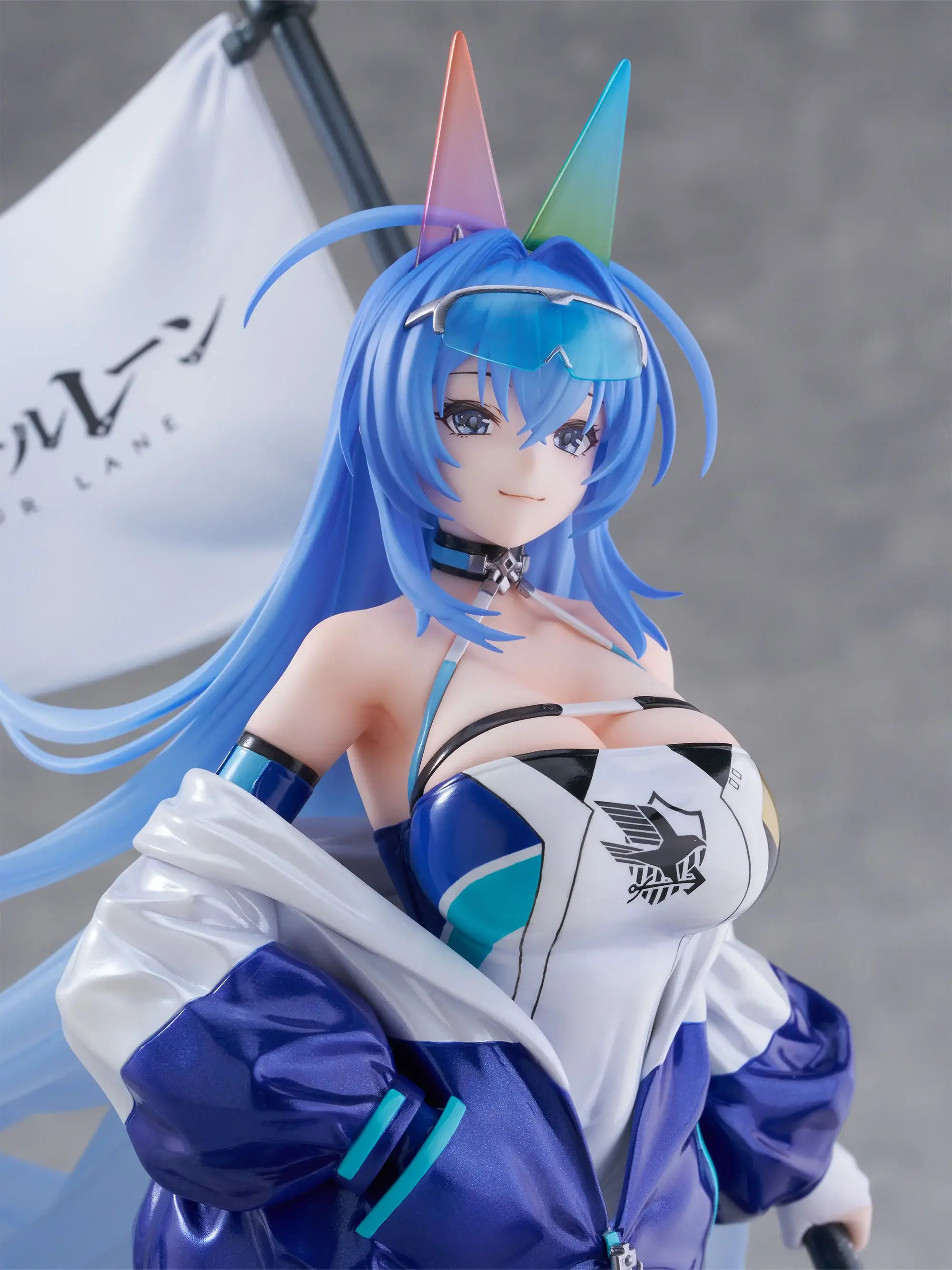 Figurine New Jersey IRF2024ver. d'Azur Lane par F:NEX (Furyu), tenue race queen bleue métallisée avec drapeau de course